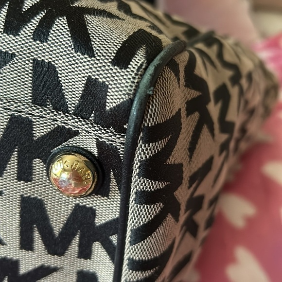 Michael Kors monogram overnight bag - Picture 7 of 10